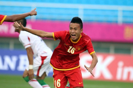 Huy Toàn ăn mừng sau khi ghi bàn cho Olympic Việt Nam.